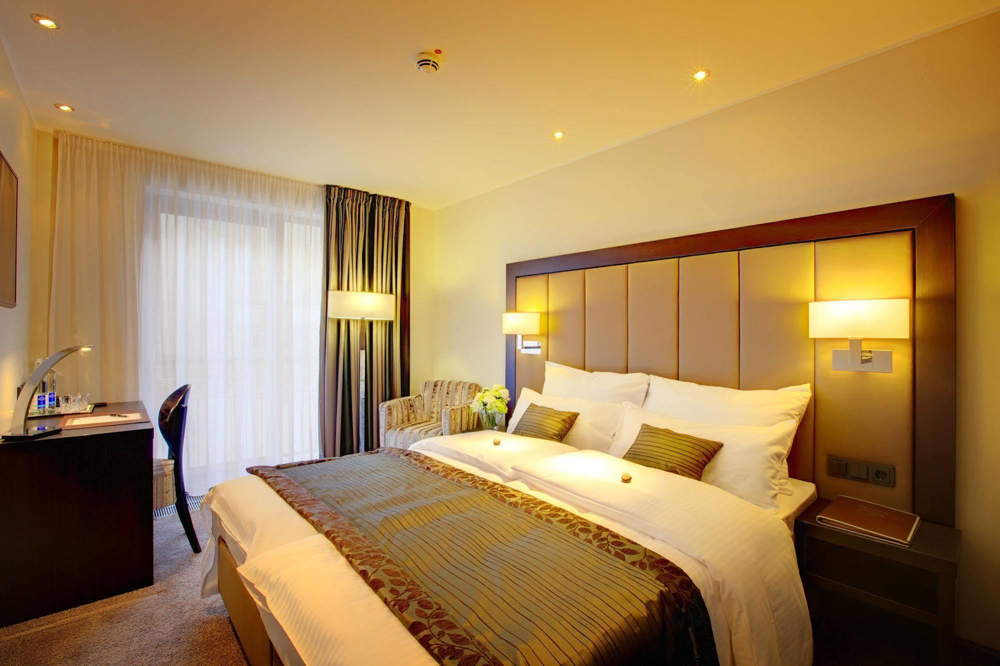 Favor 4* Düsseldorf